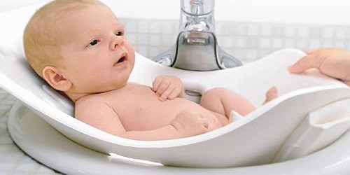 Cum ii faci baie unui nou-nascut