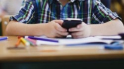 De ce ar trebui interzise telefoanele mobile in scoli?