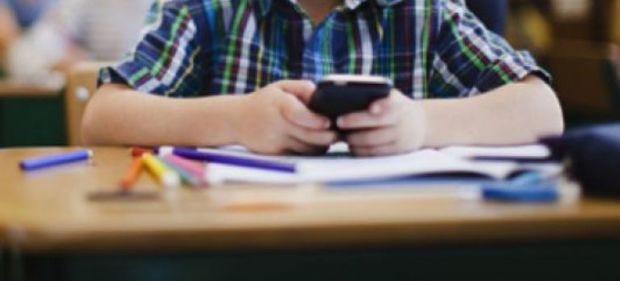 De ce ar trebui interzise telefoanele mobile in scoli?
